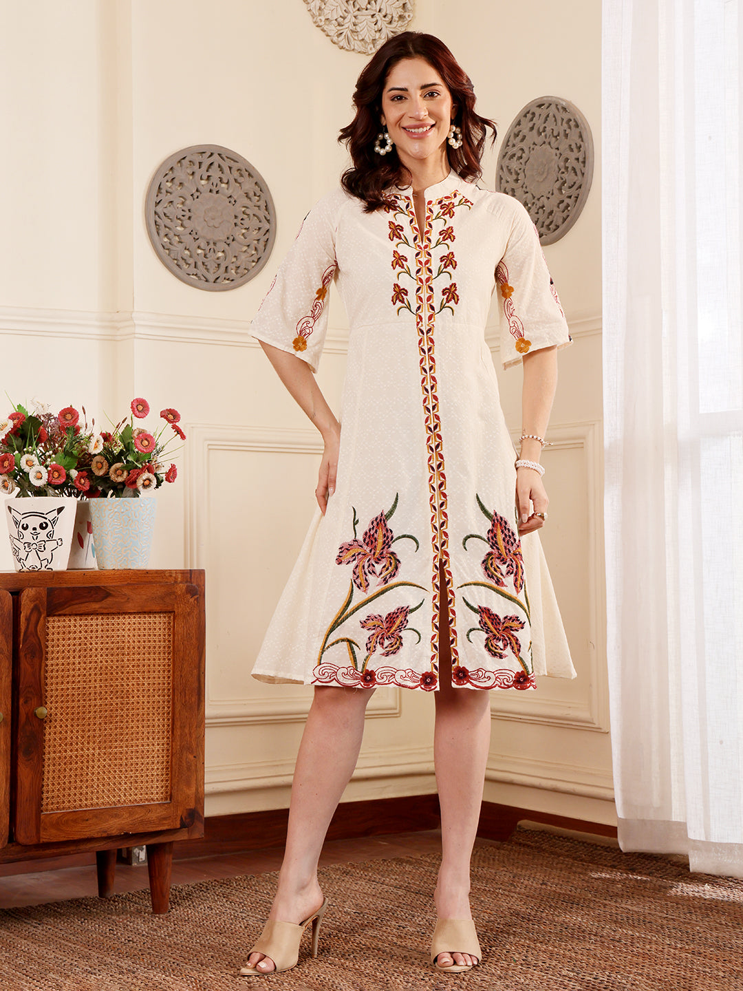 Elegant White Embroidered Floral Kurti With Mandarin Collar