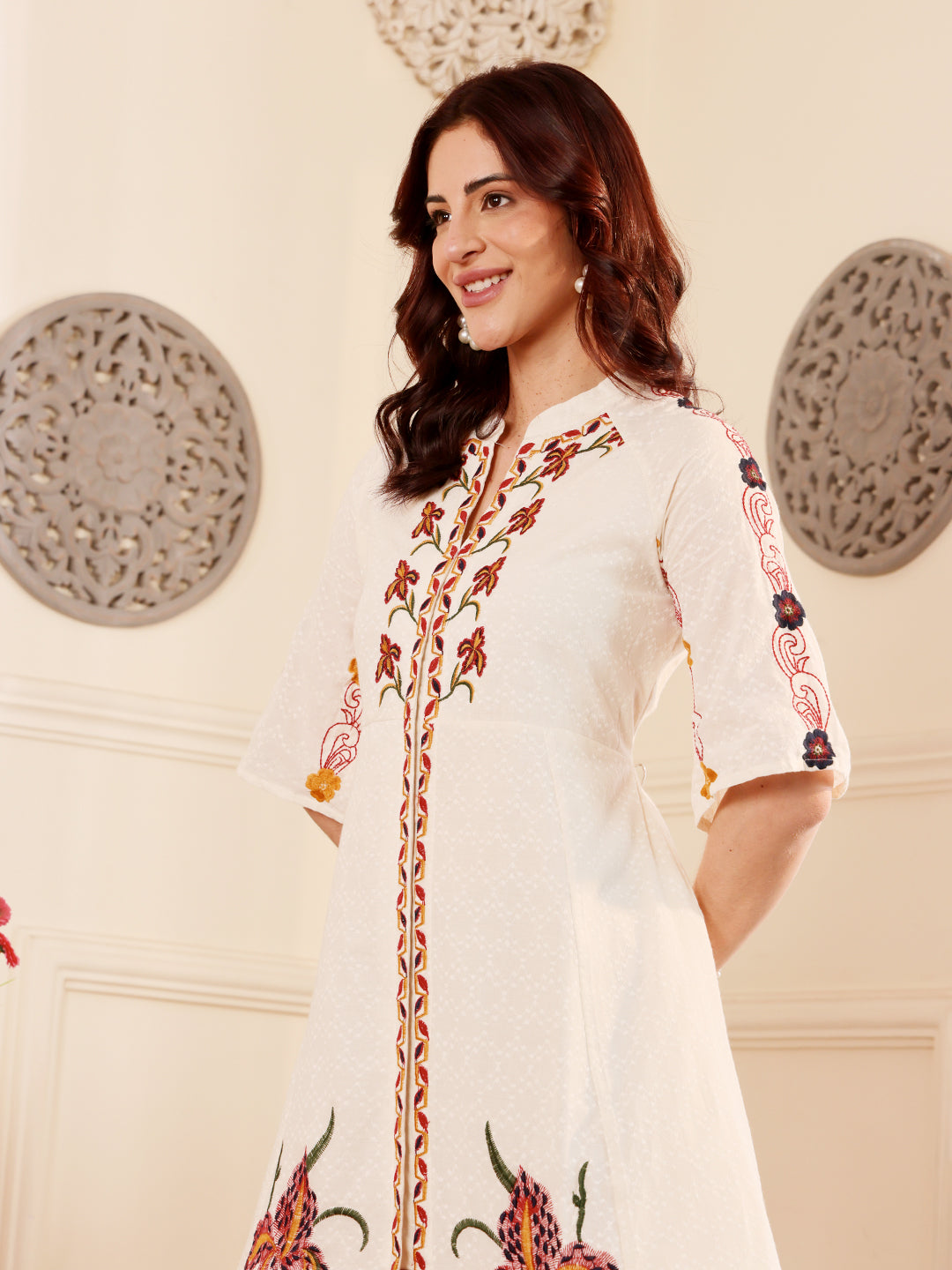 Elegant White Embroidered Floral Kurti With Mandarin Collar