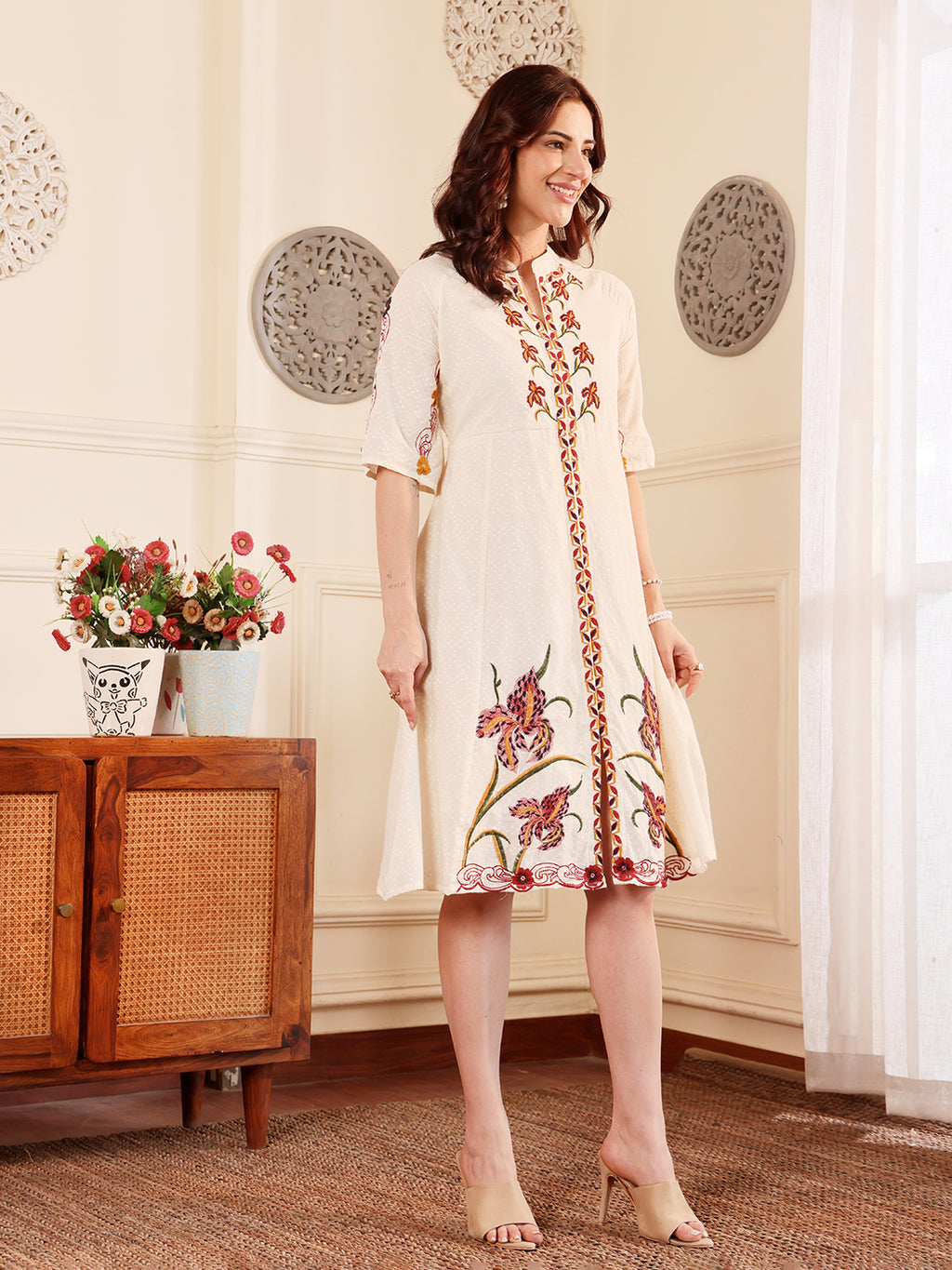Elegant White Embroidered Floral Kurti With Mandarin Collar